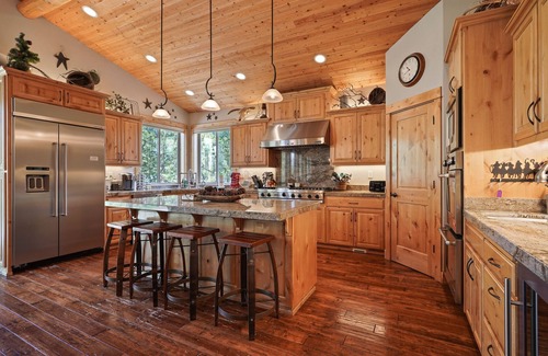 Sunriver House | 5 Vine Maple 6 Bedroom Home by Redawning