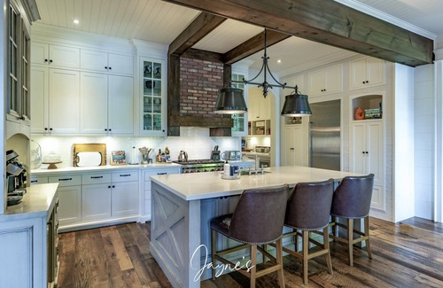 Seguin Cottage | 5-year old, Luxury Build on Joe! Immaculate Main + Guest Cottage! Tennis!