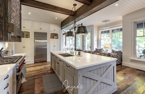 Seguin Cottage | 5-year old, Luxury Build on Joe! Immaculate Main + Guest Cottage! Tennis!