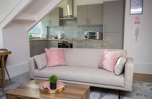 Whitley Bay Apartment | 50" Inch Smart TV - Walking Distance to Town Centre and Beach Front