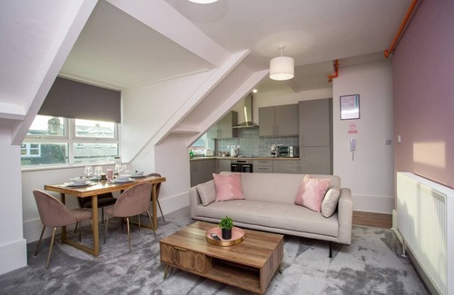 Whitley Bay Apartment | 50" Inch Smart TV - Walking Distance to Town Centre and Beach Front