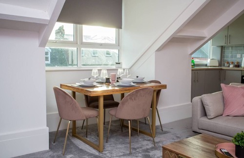 Whitley Bay Apartment | 50" Inch Smart TV - Walking Distance to Town Centre and Beach Front