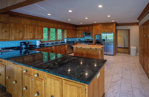 Summerlee House | 50 mile views into NR Gorge, recently renovated, 6000 sq ft