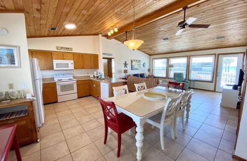 St. George Island House | 50% off Aug 23-30 AWESOME BEACH VIEWS! 1st Tier, on the Beach Boardwalk!