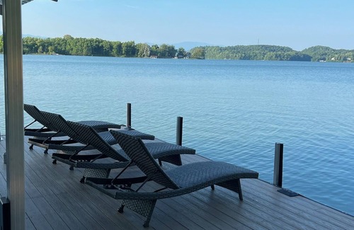 Dandridge House | 50% OFF Book by 9/30 Luxury, Lakefront, Firepit, Hot Tub- Lone Oak Lakehouse