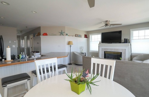 York Beach Condo | 50% off! Gorgeous Condo For Rent On Long Sands Beach