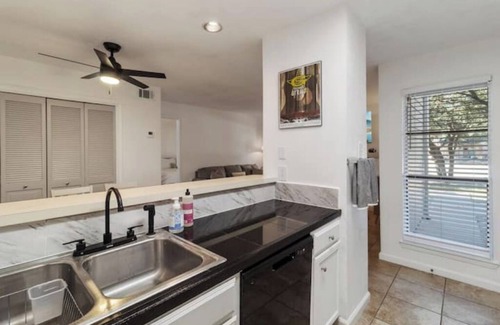 College Station Condo | 50 Yard Linenn