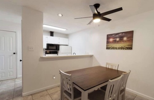 College Station Condo | 50 Yard Linenn