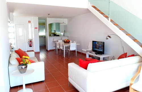 Olhos D'Agua House | 500 METERS FROM THE BEACH - DETACHED VILLA WITH POOL, GARDEN.