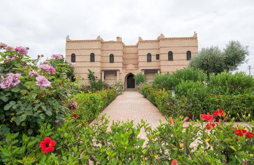 Sidi Abdallah Ghiat Resort | 5000 m² Resort ∙ 5 bedrooms ∙ 14 guests