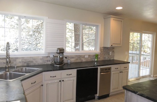 Spokane House | 5000s/f Luxury Home+HotTub w/a View Large Groups Welcome POOLTABLE PING PONG+Mor