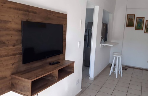 Enseada Apartment | 500m da Praia, BIWA Edifício com Piscina, 1garagem, WI-FI, Portaria 24hs, churrasqueira, playground, jardim, Centro do Guarujá, SP