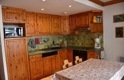 Pralognan-la-Vanoise Apartment | 50m from resort center, 1st floor, balcony, tv, ski locker, 50m², Pralognan-la-Vanoise