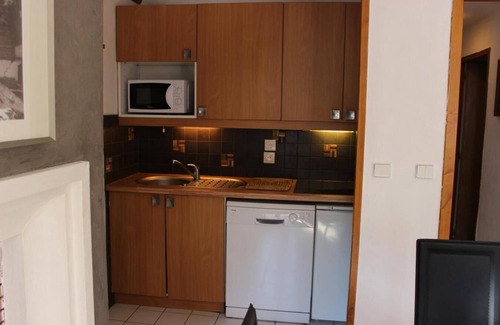 Val-Thorens Apartment | 50m from resort center, 2nd floor, fireplace or stove, tv, ski locker, 50m², Val Thorens