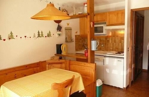 Areches Apartment | 50m from resort center, 2nd floor, swimming pool, parking, tv, 28m², Arêches-Beaufort