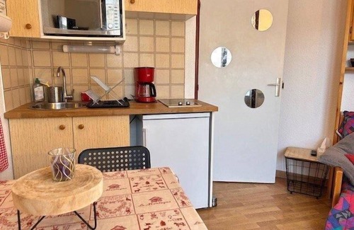 Risoul Apartment | 50m from resort center, view village, balcony, tv, ski locker, 23m², Risoul
