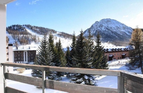 Montgenevre Apartment | 50m from ski slopes, 2nd floor, view mountain, balcony, parking, tv, ski locker, 18m², Montgenèvre