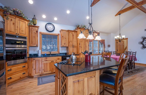 The Galena Territory House | 5200 Sq Ft Home, Outdoor Hot Tub, Pool Table, Fire Pit~Travel 2 Trillium!
