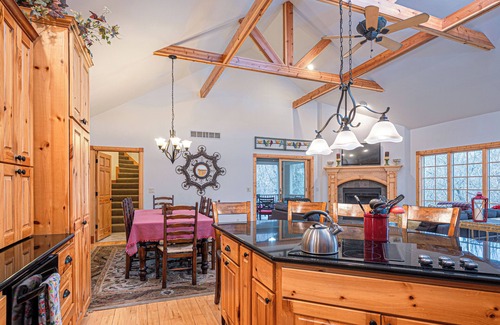 The Galena Territory House | 5200 Sq Ft Home, Outdoor Hot Tub, Pool Table, Fire Pit~Travel 2 Trillium!