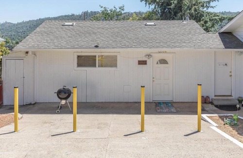 Mariposa House | 5208 Pine Street