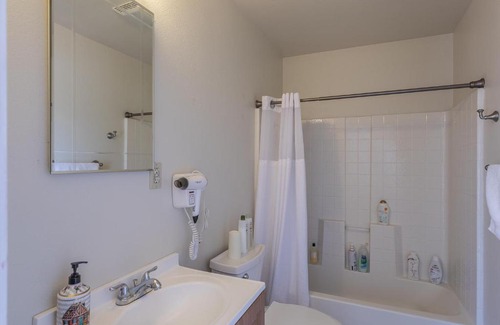 Mariposa House | 5208 Pine Street
