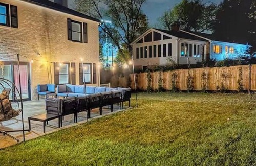 Seminary Hill House | 5300sqft Home 10 Mins to Washington DC Sleeps 20+