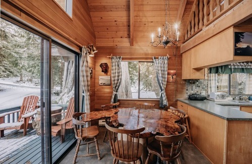 Glacier Cabin | 53mbr - Hot Tub - Wi-fi - Sleeps 6 1 Bedroom Home by RedAwning