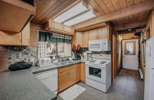 Glacier Cabin | 53mbr - Hot Tub - Wi-fi - Sleeps 6 1 Bedroom Home by RedAwning
