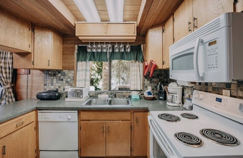 Glacier Cabin | 53mbr - Hot Tub - Wi-fi - Sleeps 6 1 Bedroom Home by RedAwning
