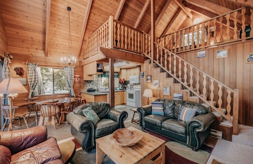 Glacier Cabin | 53mbr - Hot Tub - Wi-fi - Sleeps 6 1 Bedroom Home by RedAwning
