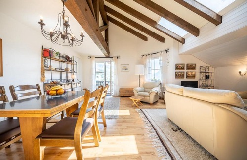 Vulpera Apartment | 5401 Grosszuegige Dachgeschoss-Wohnung mit Parkettboden und Balkon - Moderne und helle Gestaltung