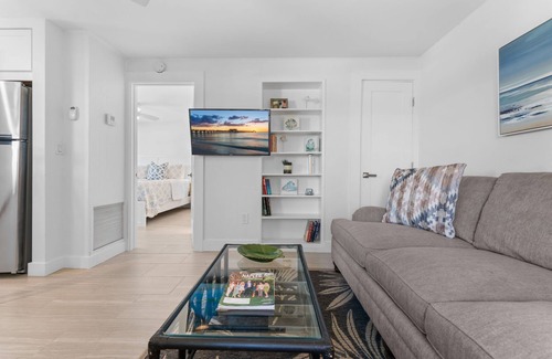 Naples Park Apartment | 541 SeaScape Cottage · Walk2Beach