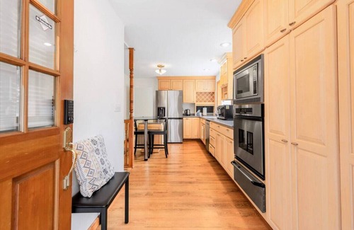 Pinehurst House | 547 Northgate · Cheerful 4b3b house in North Seattle/10 mins to UW