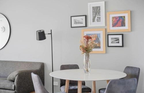 Hamilton Apartment | 54Q Abnb-Style Apt Discover Riverside Bliss with Pool and Free Parking near Portside