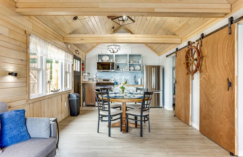 Maple City Cottage | 55 m² Cabin ∙ 2 bedrooms ∙ 4 guests