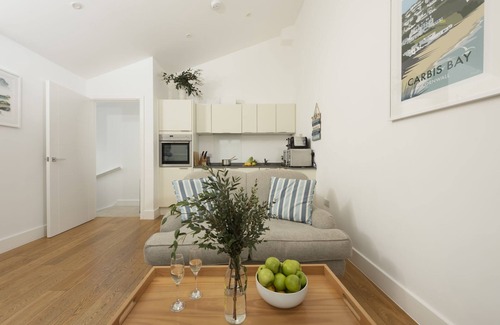 Carbis Bay Apartment | 55 Una - a lodge that sleeps 2 guests in 1 bedroom