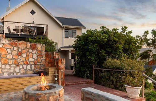 Clovelly Resort | 550 m² Resort ∙ 2 bedrooms ∙ 16 guests