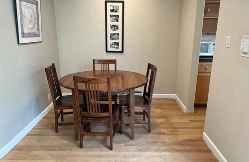 University South House | 555#5 townhrse 2bdrm/2bth private crtyard AC windw