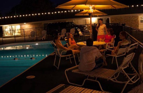 Pilot Knob Hotel | 56 m² Hotel ∙ 2 bedrooms ∙ 9 guests
