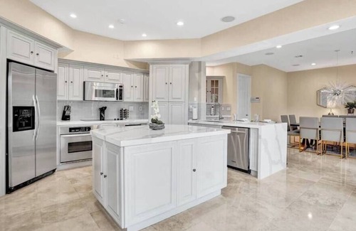 Hollywood Lakes House | 5600 SF Mansion. 5min to Beach/Gameroom/Pool
