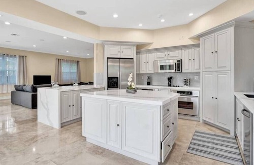 Hollywood Lakes House | 5600 SF Mansion. 5min to Beach/Gameroom/Pool
