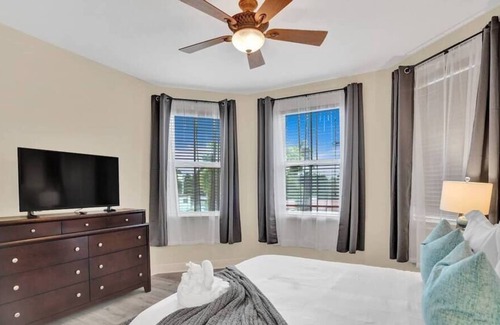 Hollywood Lakes House | 5600 SF Mansion. 5min to Beach/Gameroom/Pool
