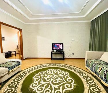 Nur-Sultan Apartment | 57 с кондиционером возле Байтерека с 2 большими кроватями и с 2 диванами с изолированными комнатами
