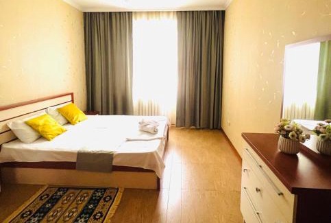 Nur-Sultan Apartment | 57 с кондиционером возле Байтерека с 2 большими кроватями и с 2 диванами с изолированными комнатами