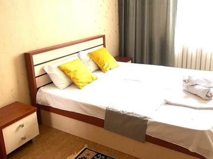 Nur-Sultan Apartment | 57 с кондиционером возле Байтерека с 2 большими кроватями и с 2 диванами с изолированными комнатами