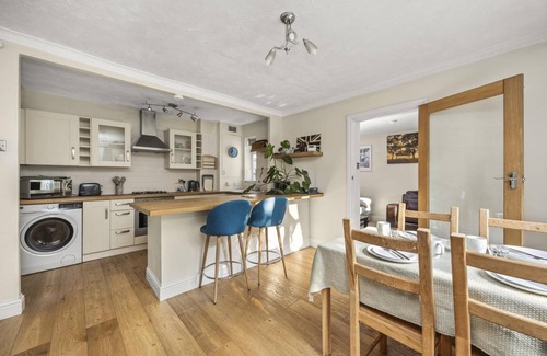 Broadbridge Heath House | 57 m² House ∙ 2 bedrooms ∙ 4 guests