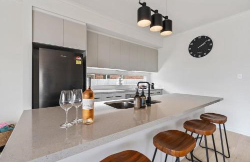 Middleton House | 57 Padman Crs Middleton -No Linen Included
