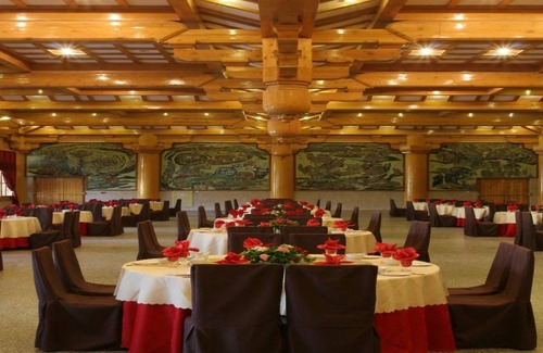 Mingsha Mountain and Crescent Spring Resort | 580 m² Resort ∙ 7 bedrooms ∙ 13 guests