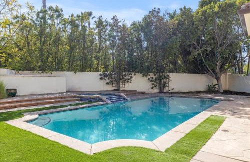 Tarzana House | 5800 sq ft Gorgeous Tarzana 7 bedroom 9 bathroom home with pool and hot tub