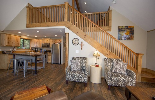 Cle Elum Cabin | 5AC View Cabin near Suncadia good Internet & Cell - Private Forest Area-